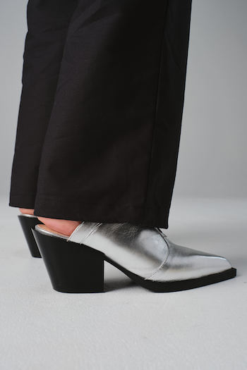 The CPH246 in vitello silver worn by a model wearing black trousers.