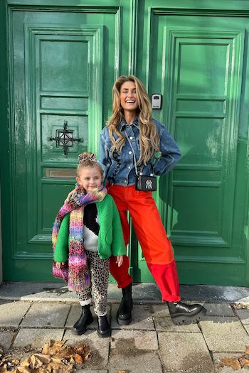 Both wearing the CPH686 vitello black in front of a green door. 