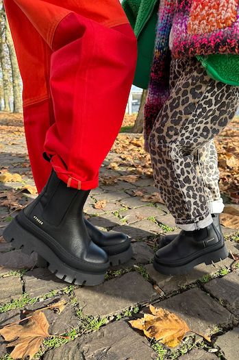 Detail Shot of the new launched CPH686 vitello black and CPH686K vitello black. 