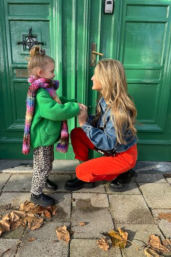 Tessa Montfort and her Daughter wearing the CPH686 vitello black standing in front of a green door.