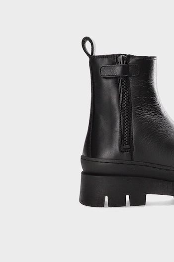 The brand new Kids Boot CPH686K vitello black with its new comfortable details. 