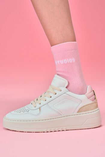 Our new CPH77 leather mix white/rose in front of a oink background in a Fotostudio.