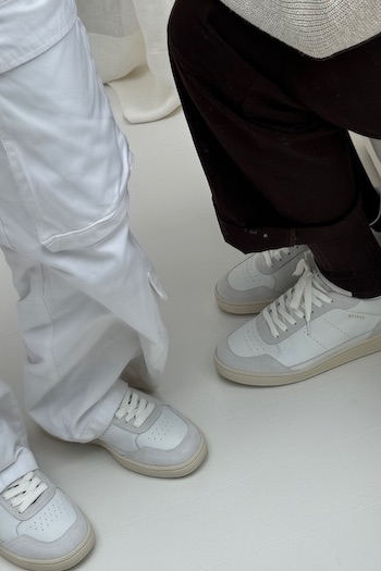The image shows a close up of the leather mix white/black shoes of Isabelle & Felix.
