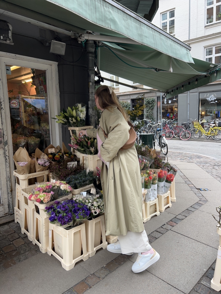 Maria Jonsson shopping flowers wearing her CPH76 leather mix white/rose together with a beige trenchcoat.