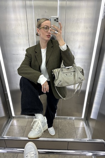 The young creator Marleen from Münster, Germany taking a picture in an elevator, wearing a Blazer, glasses, a vintage bag and our CPH213 soft vitello white retro skater sneaker.