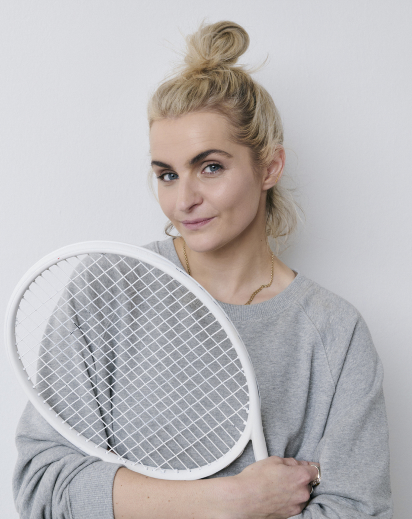 In this image you see the Berlin based artist Elisa Klingenberg holding a racket in her hand.
