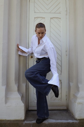 In the image the creator Tine Andrea styled our CPH741 soft vitello black to a white shirt and baggy jeans.