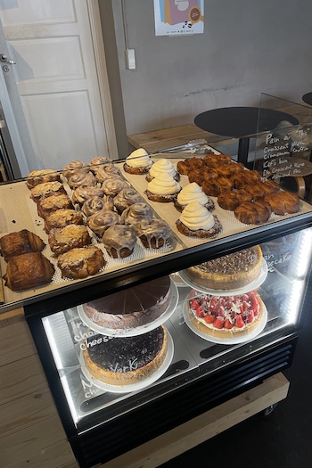 This image shows the vegan offer of pastries at Café Kaf in Copenhagen.