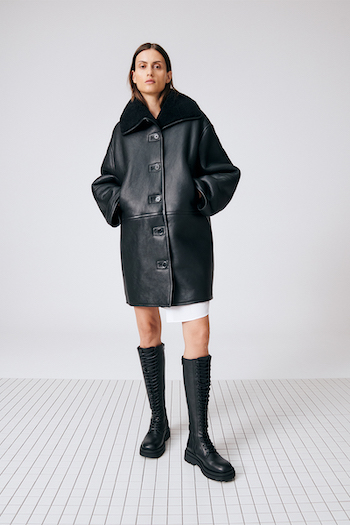 In this image the model is wearing the CPH1008 leather black. 