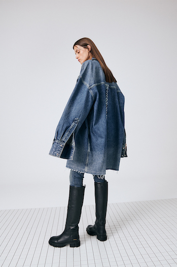 In this image the model is wearing the CPH551 vitello black. 