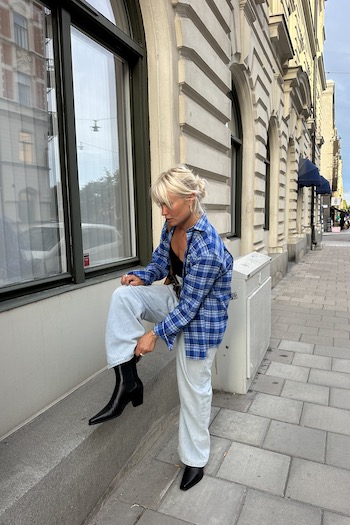 The content creator Amanda Djerf wearing the CPH247 leather black to a casual outfit.