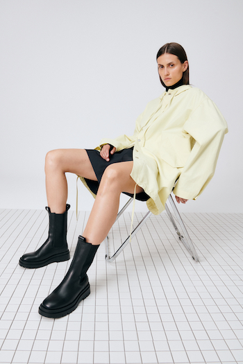 In this image the model is wearing the CPH1000 vitello black/black matt.