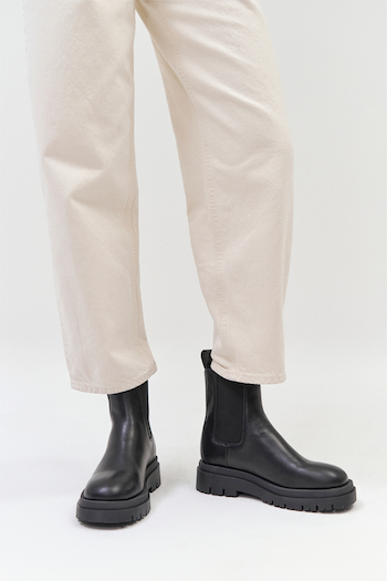 This image shows the CPH1004 vitello black/black matt a ankle-high Chelsea boot.