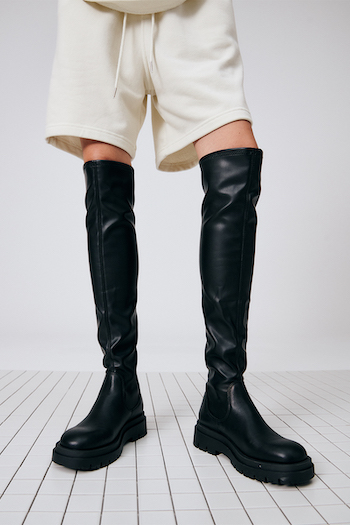This image shows the CPH1005 leather/vegan stretch black an overknee boot.