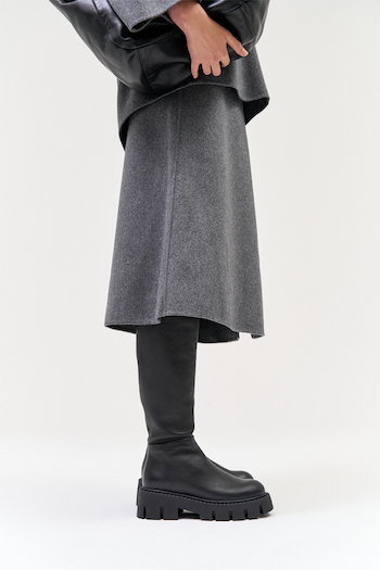 This image shows the CPH138 vitello black a knee-high boot.