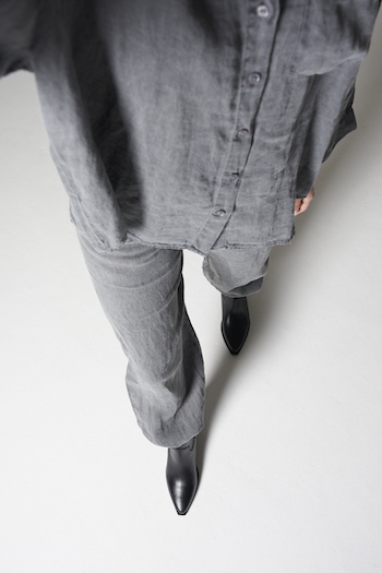 In this image the model is wearing the CPH237 vitello black. 