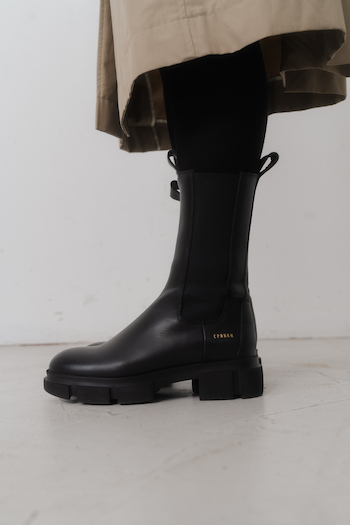 This image shows the CPH500 vitello black a mid-height Chelsea boot.