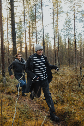 Content Creator Finn and Shane running through the forest in Finnland. 