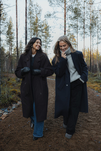 Content Creator Claudia and Martine walking through the beautiful landscape of Finnland.