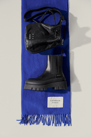 This image shows the CPH Bag 120 leather black, the CPH686 vitello black/black and the CPH Shawl 6 wool mix night blue. 