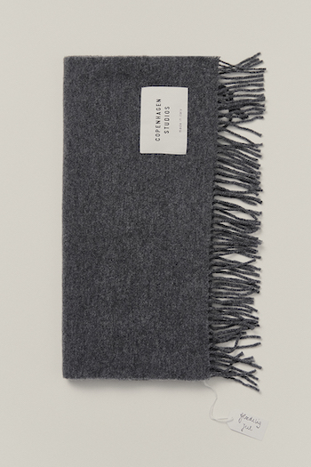 This image shows the CPH Shawl 6 wool mix anthracite. 