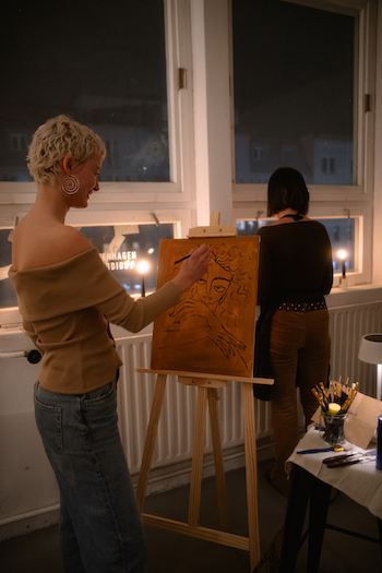 This image shows Hannah Mühi painting during the event.