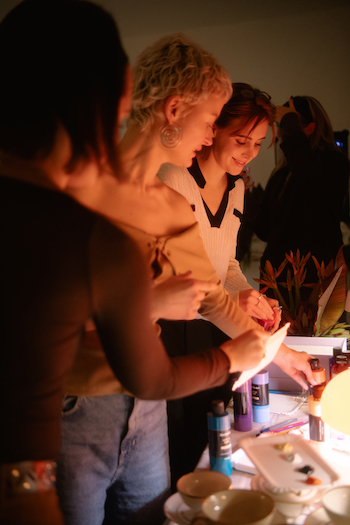 This image shows Hannah Mühi, preparing to draw.