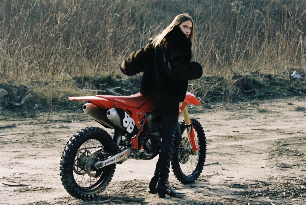 This image depicts a model wearing the CPH x 032c OVERKNEE leather black.